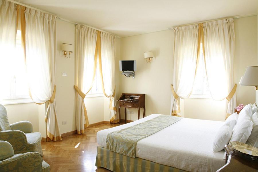 La Vittoria Boutique Hotel Гарда Стая снимка